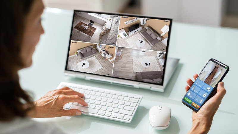 Ragazza controlla sistemi di videosorveglianza remota